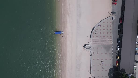 parasols sur la plage de sable de Rekreasi Kastam aux eaux turquoises Γ ...