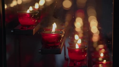 Luz de velas, chamas acesas, fundo brilhante