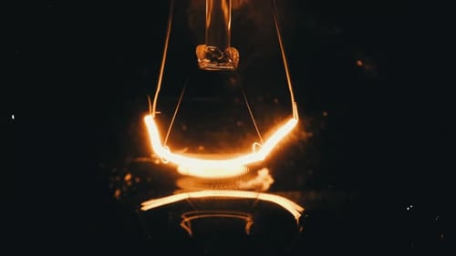 Wolfram-Glühlampe leuchtet und flackert, Nahaufnahme, Zeitlupe
