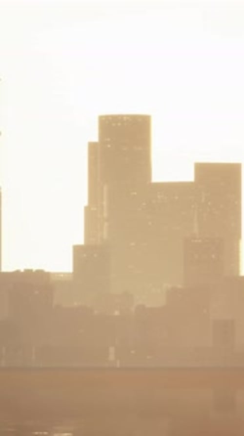 Vista panorámica mística de Business Bay con un amanecer morado
