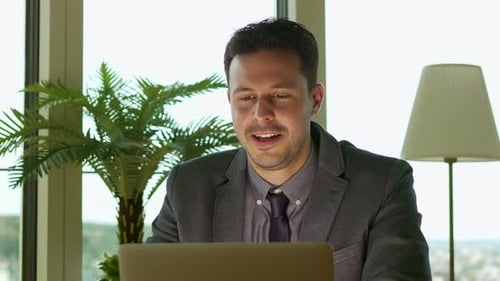 Geschäftsmann arbeitet am Büroarbeitsplatz am Computertisch