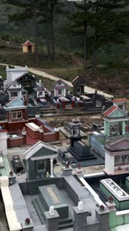 Drone volant à basse altitude très près des tombes d'un petit cimetière rural dans les montagnes du Vietnam