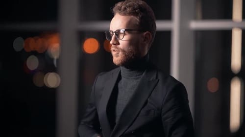 уверенный мужчина в стильной одежде смотрит в камеру