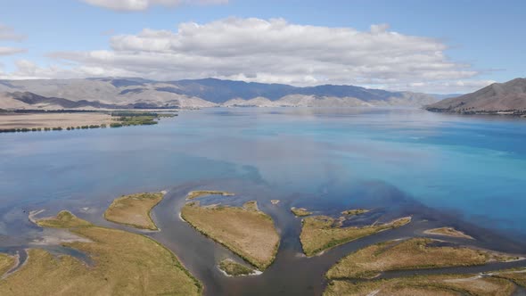 O delta do rio Ohau deságua no lago azul Benmore, Canterbury, Nova ...
