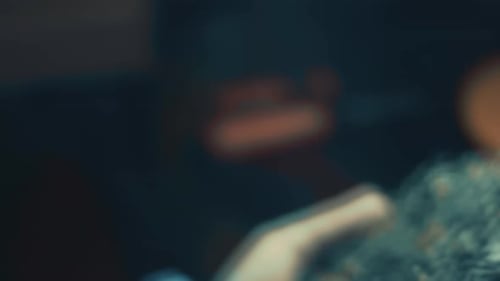 Macro Shot de la máquina automática de recoger y colocar instala rápidamente los componentes en la placa de circuito