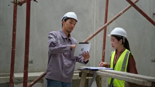 Los ingenieros y la arquitectura inspeccionan y supervisan la construcción de los muros y cimientos de los edificios