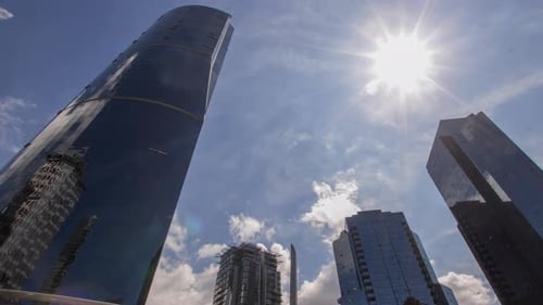 Chronologie des bâtiments vitrés du centre-ville avec soleil et nuages
