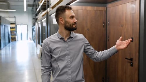 Friendly Seller in Doors Shop A Large Selection of Doors for the House Home Renovation Concept