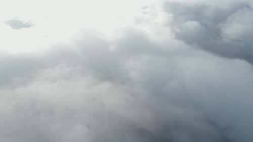 Images filmées par drone des nuages dans le ciel et des antennes