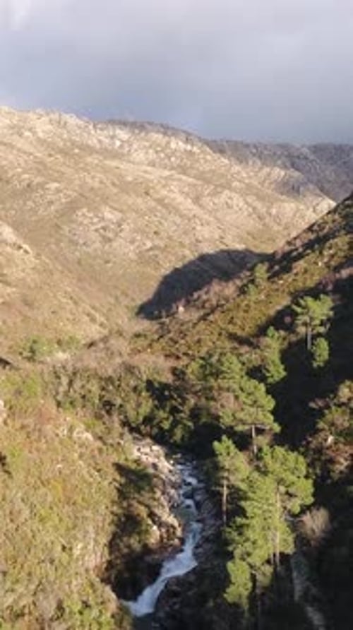 Vertikales Video einer wunderschönen Naturlandschaft. Luftbild von Bergen und Fluss