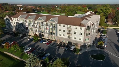 Großes modernes Wohnhaus in den USA. Luftaufnahme des Wohnhauses während der goldenen Herbststunde