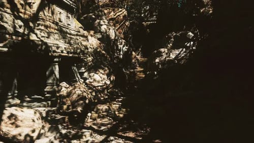 Temple caché dans la forêt avec une ambiance silencieuse mystérieuse et des ombres menaçantes