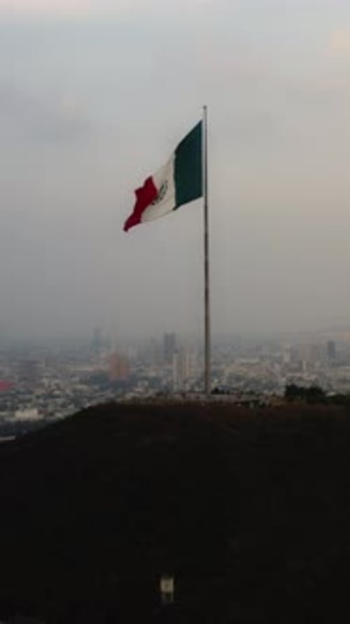 Mexikanische Flagge weht über dem Stadtbild von Monterrey