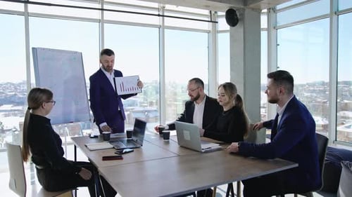 Comunicação e discussão na reunião de negócios.