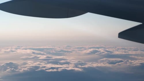 Vista aérea da paisagem nublada através da janela do avião.