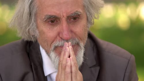prière, supplication - un vieil homme désespéré prie les mains croisées
