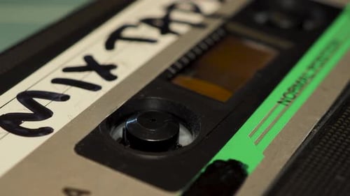 Fita de mixagem de cassete de Áudio reproduzida no Tape Deck Player — Gravador. Música retrô vintage. Cena D. Ângulo