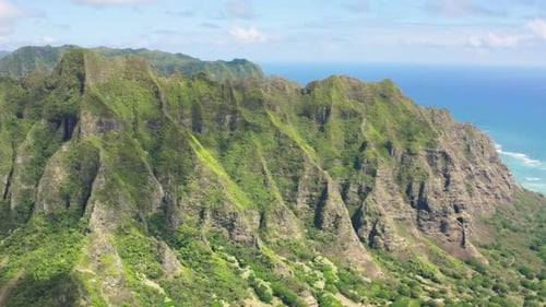 Histórico turístico dos EUA: Aerial Green Kualoa Ranch Peaks, marco da Ilha de Oahu