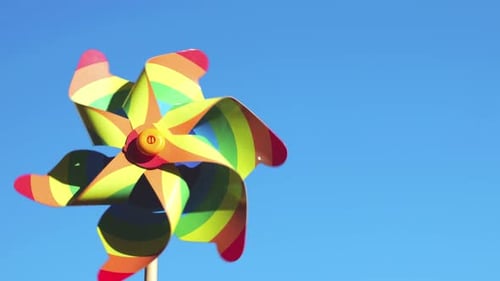 Windradfarben des Regenbogens auf dem Hintergrund des Himmels. LGBT-Farbkonzept
.