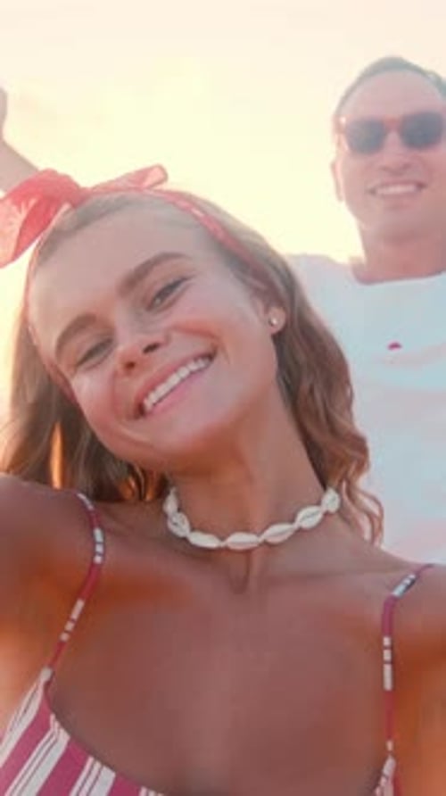 Moment lumineux sur la plage avec des amis au coucher du soleil près de l'océan