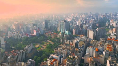 Vista aérea del paisaje urbano de São Paulo con un extenso desarrollo urbano y edificios de gran altura bajo un