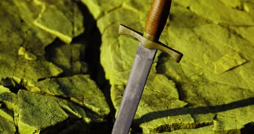 In gebrochenem grünem Stein eingebettetes Schwert mit strukturierter Oberfläche