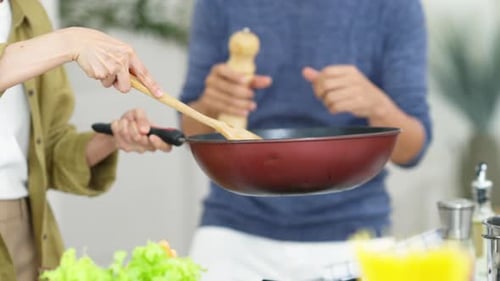 4K Grupo de diversidad de personas asiáticas cocinando comida juntas en la cocina.
