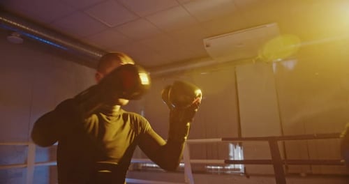 Boxer, der beim intensiven Training einen Schlag abgibt
