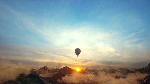 Wunderschöne inspirierende Landschaft mit einem im Himmel fliegenden Heißluftballon