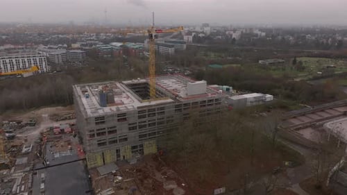 Imágenes aéreas de deslizamientos y panorámicas de grúas en una obra en construcción en las afueras de la ciudad en un nublado día de otoño