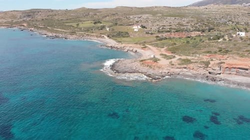 Wunderschöner Strand und Wasserbucht in der spektakulären griechischen Küstenlinie. Türkisblau transparent