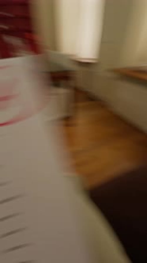 Punto de vista de Happy Girl vlogueando frente a la cámara con una prueba con un resultado A
