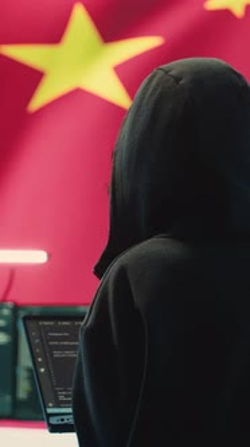 Vidéo verticale Un hacker chinois travaillant dans une salle de piratage gouvernementale avec un drapeau chinois