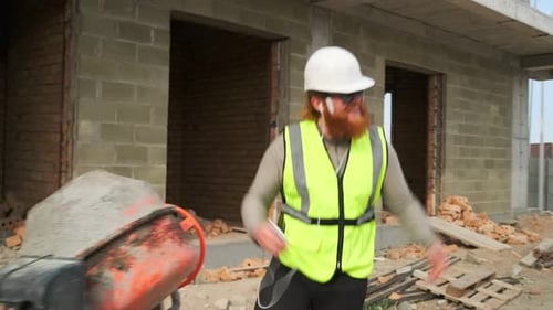 Arquiteto engenheiro caucasiano sorrindo confiante dançando no canteiro de obras, andando com óculos escuros