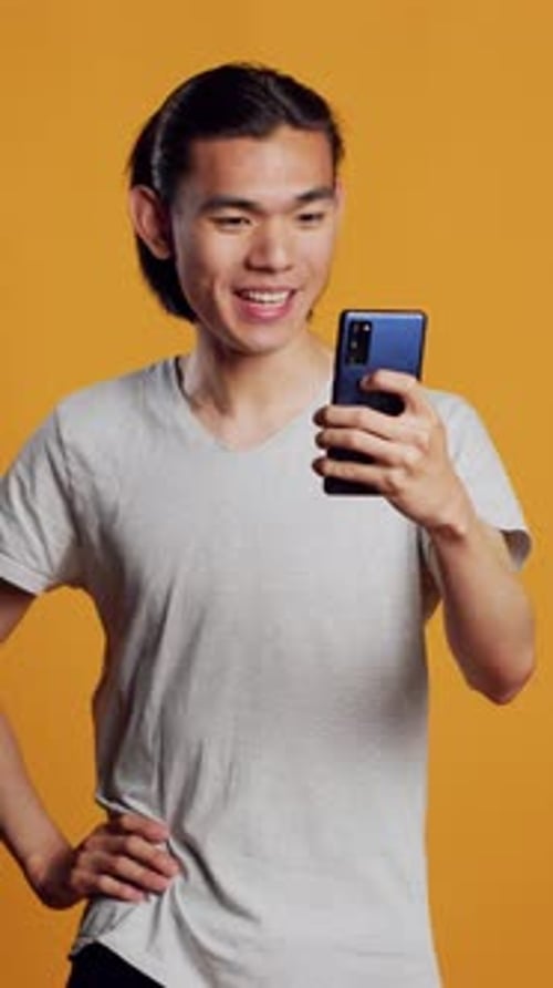 Vídeo vertical: cara amigável, positivo, falando em reunião de videochamada