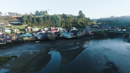 Coloridos palafitos en la isla de Castro Chiloé, Chile, el encanto de un pueblo costero