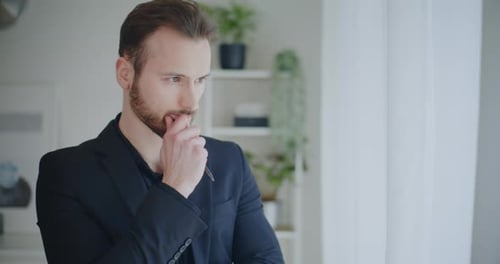 Stratégie de brainstorming d'un entrepreneur barbu tenant un stylo