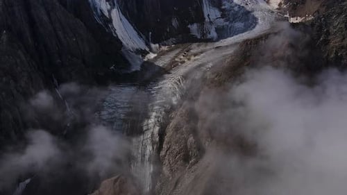 Der Blick aus der Luft ist ein wunderschöner Gletscher, der ins Tal hinabsteigt