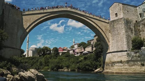 Un jeune homme bosniaque saute du pont de Mostar (Stari Most) pour faire du spectacle une tradition.