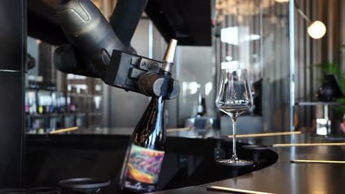 Ein Roboter in Form einer Metallhand gießt Wein in ein Glas