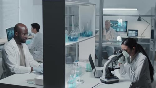 Wissenschaftler arbeiten im Labor