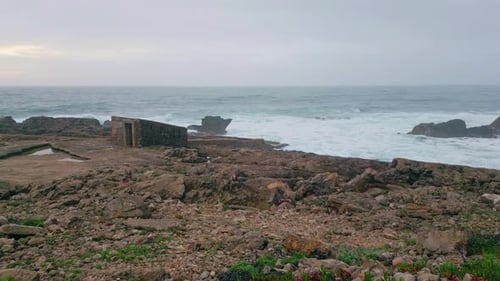 Düstere Klippe, Küste, Meer, Horizont, Malerisches stürmisches Meer, bewölkter Himmel, Landschaft
