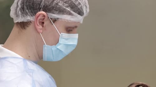 Rosto de um médico usando uma máscara enquanto trabalha