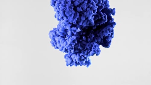 Encre bleue dans l'eau sur fond blanc filmée par une caméra haute vitesse à 1000 images par seconde