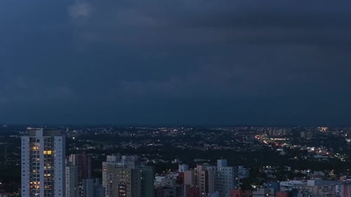 Nubes de relámpagos intensos y tormentas con nubes de relámpagos oscuros y nubes de relámpagos cambiantes
