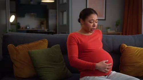 Femme afro-américaine, fille enceinte à la maison, femme enceinte, femme enceinte, future mère, malheureuse, se sentant mal
