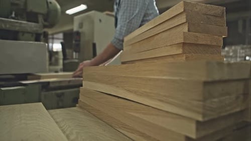 Processus d'assemblage par doigts de planches de bois sur une chaîne de production de fabrication en usine, enregistrement vidéo RAW