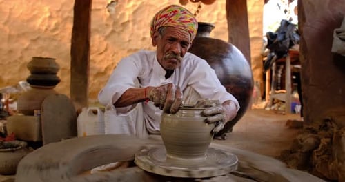 Récipient en céramique en forme de tour de potier indien, Shilpagram, Udaipur, Rajasthan, Inde