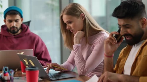 Trois collègues multiraciaux professionnels des affaires concentrés à table, entreprise de travail informelle