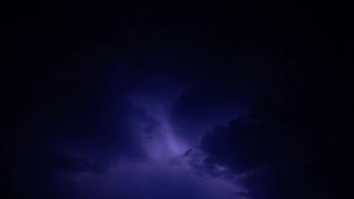 Relámpagos en el cielo nocturno.